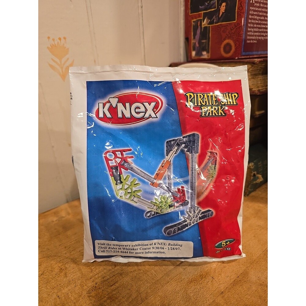 New in package 2005 K'NeX Mini PIRATE SHIP PARK Thrill Rides 26 Piece Bag